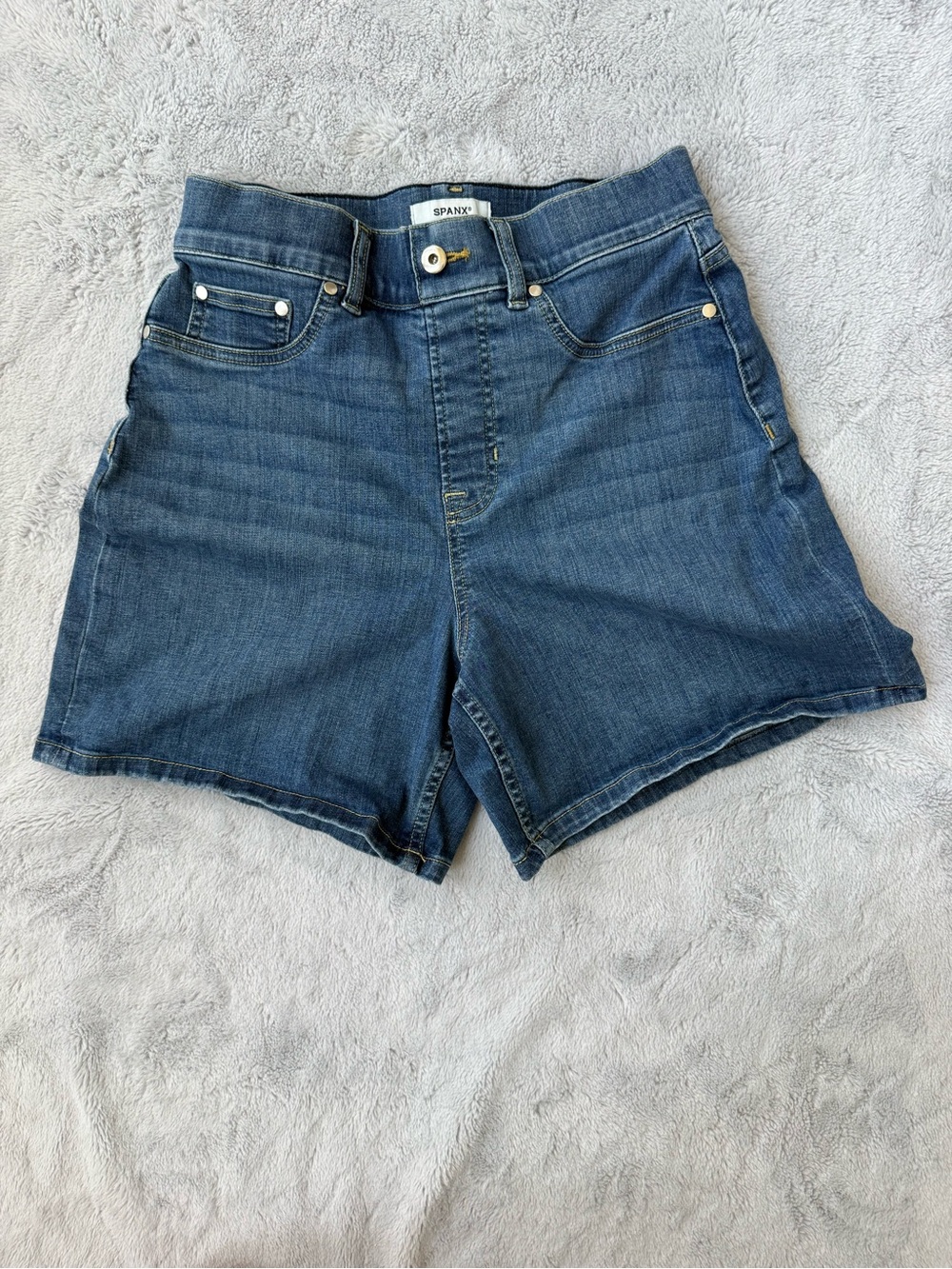 Spanx Medium Wash Denim Smoothing Shorts Size M